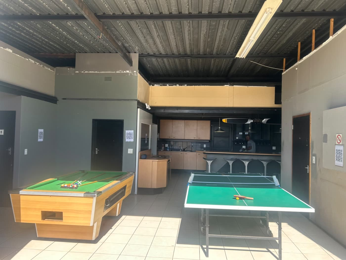 Common area at Unitas Flying Academy with pool table, table tennis and communal kitchen